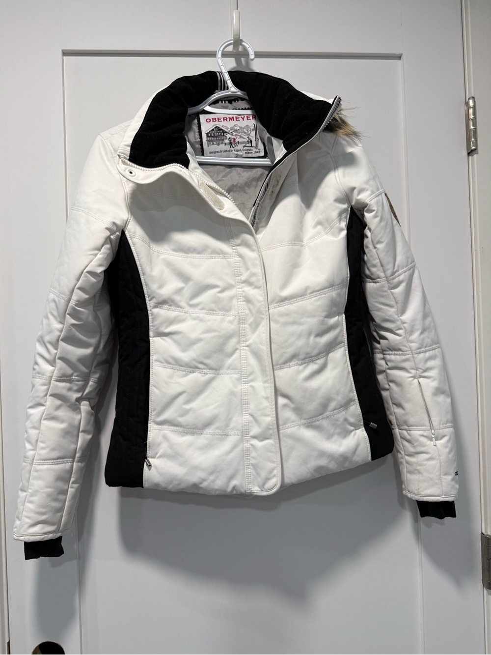 Obermeyer Women's White and Black Insulated Ski Jacket